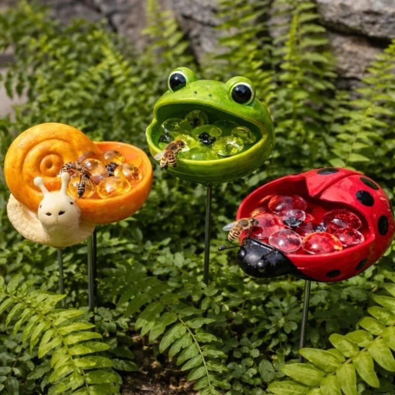 Handgefertigte Insektentränke Gartenstecker: Wetterfeste Bienentränke im 3er-Set für Beete & Rasen