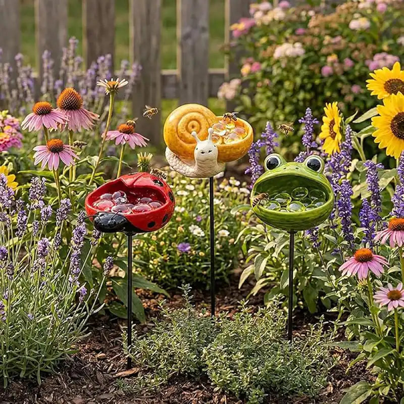 Handgefertigte Insektentränke Gartenstecker: Wetterfeste Bienentränke im 3er-Set für Beete & Rasen