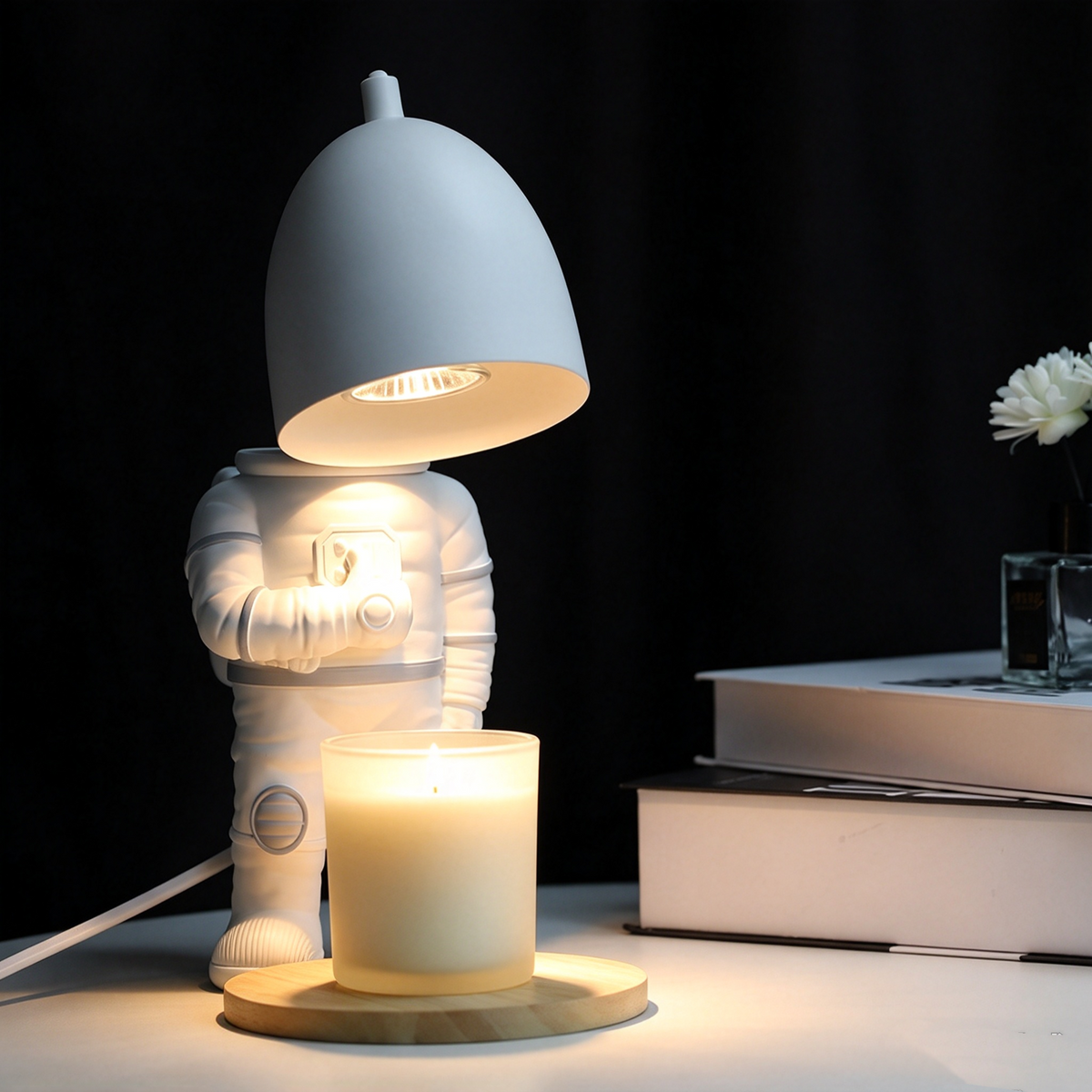 Astronaut Kerzenwärmer Lampe (31cm) – Moderne Elektrische Duftkerzen Schmelzlampe im Weltraum-Design, Dimmbare Tischlampe mit Holzsockel für Schlafzimmer & Geschenke