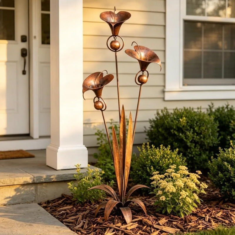 Handgefertigter Gartenstecker aus Kupfer im Calla-Design mit Windspiel – Rustikaler Metall-Blumenstecker für Garten, Beet & Terrasse