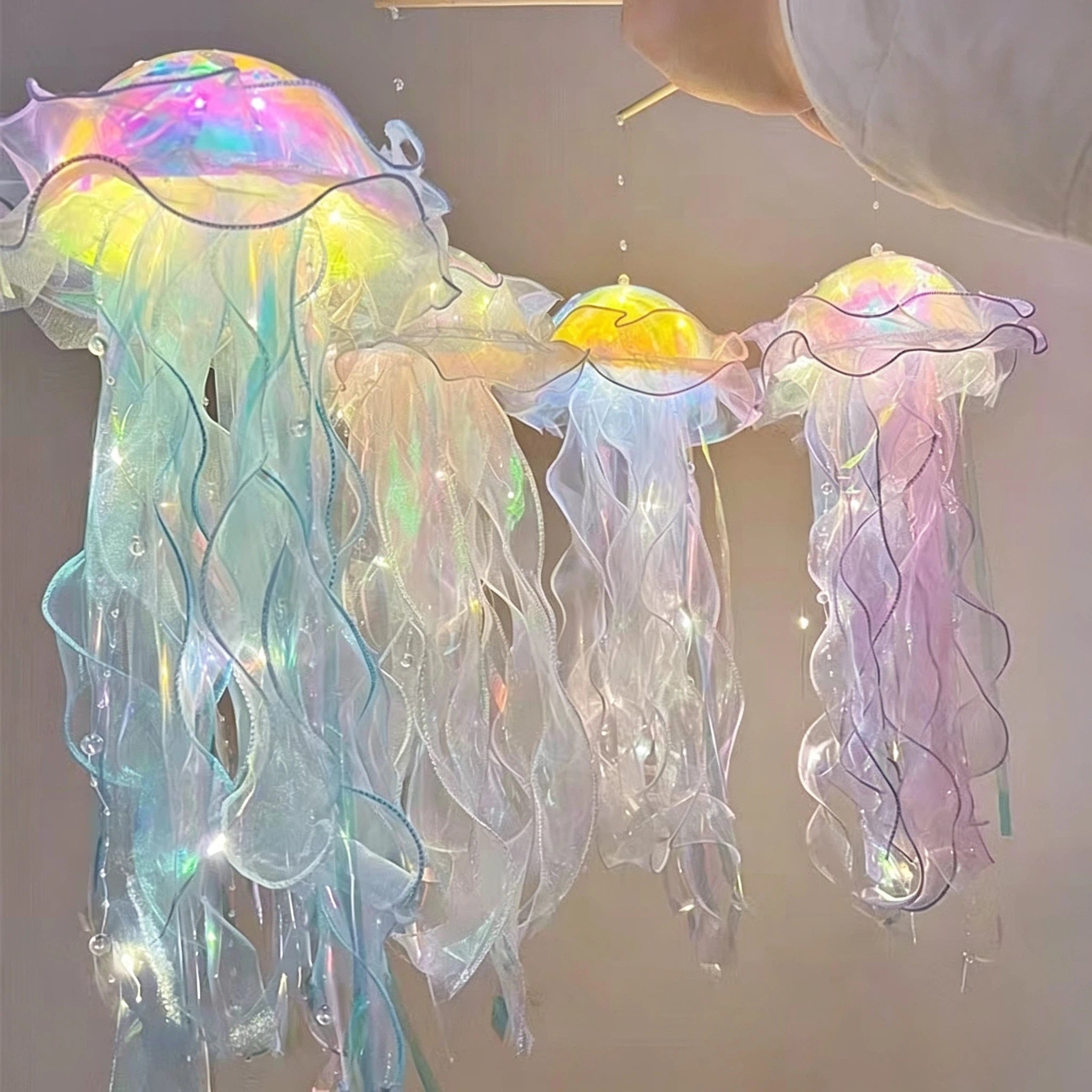 4*Magische LED Quallen Lampe – Schimmernde Hängeleuchte mit Regenbogen-Effekt – Romantische Qualle Deko für Schlafzimmer, Party, Festival & Kinderzimmer