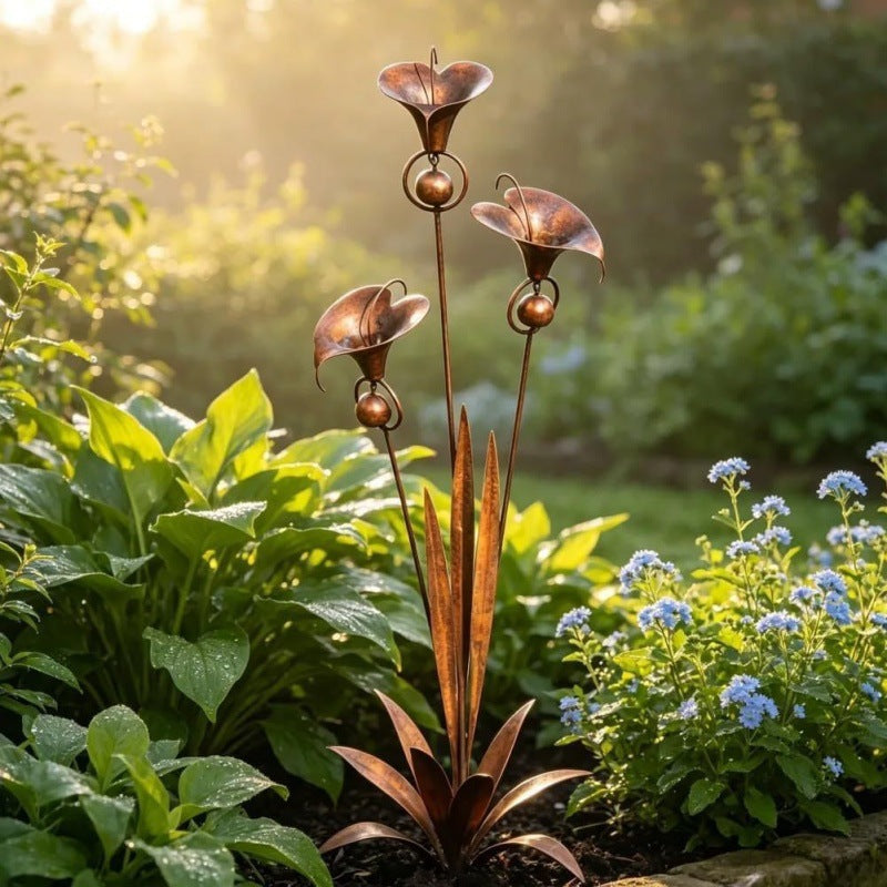 Handgefertigter Gartenstecker aus Kupfer im Calla-Design mit Windspiel – Rustikaler Metall-Blumenstecker für Garten, Beet & Terrasse