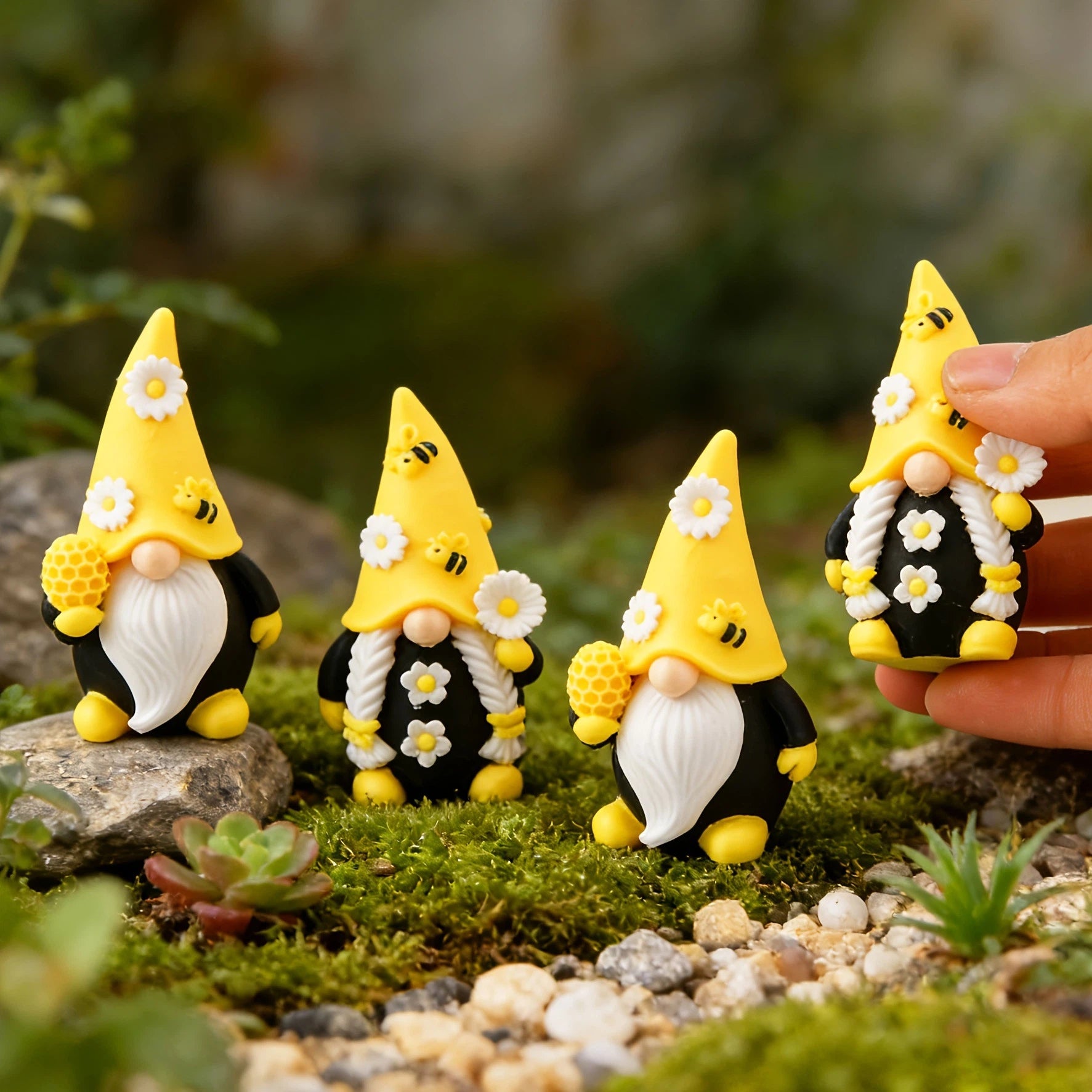 4er-Set Bienen-Wichtel Figuren – Niedliche Gartenzwerge im Bienen- & Blumen-Design, Miniatur Deko-Gnome aus Harz für Garten, Balkon, Blumenkübel & Tischdeko