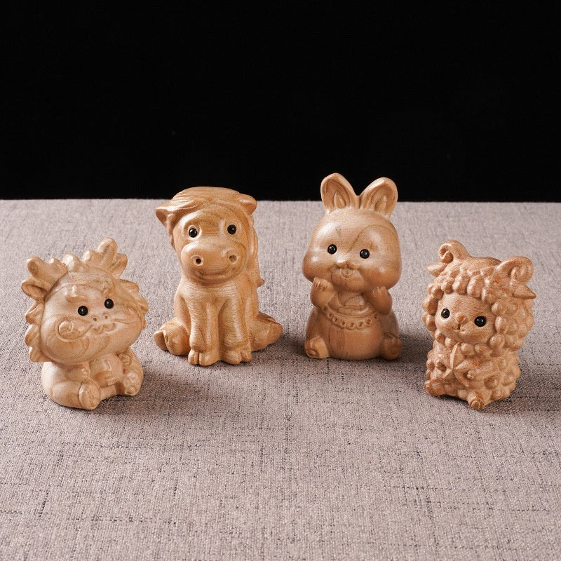 Kawaii Tierfigur aus Pfirsichholz – Handgeschnitztes Maskottchen & Handschmeichler – Chinesische Sternzeichen Holzdeko – Süße Miniatur Skulptur für Schreibtisch & Tasche
