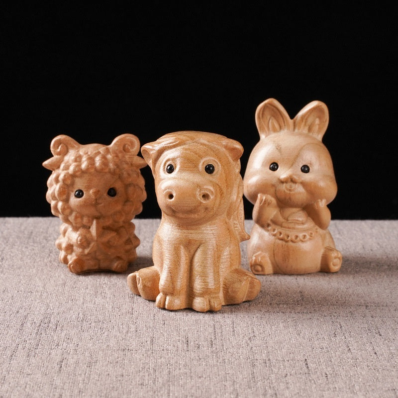 Kawaii Tierfigur aus Pfirsichholz – Handgeschnitztes Maskottchen & Handschmeichler – Chinesische Sternzeichen Holzdeko – Süße Miniatur Skulptur für Schreibtisch & Tasche