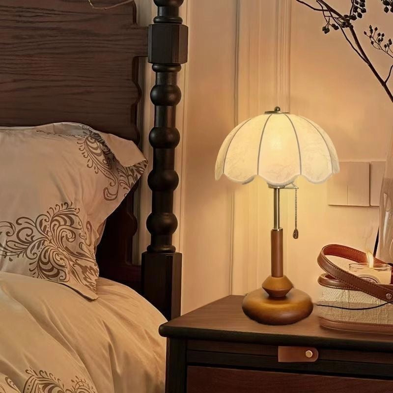 Vintage Holz Tischlampe mit Zugschalter – Eleganter Stoffschirm in Blütenform, Retro Nachttischlampe aus Massivholz für Schlafzimmer, Wohnzimmer & Studio