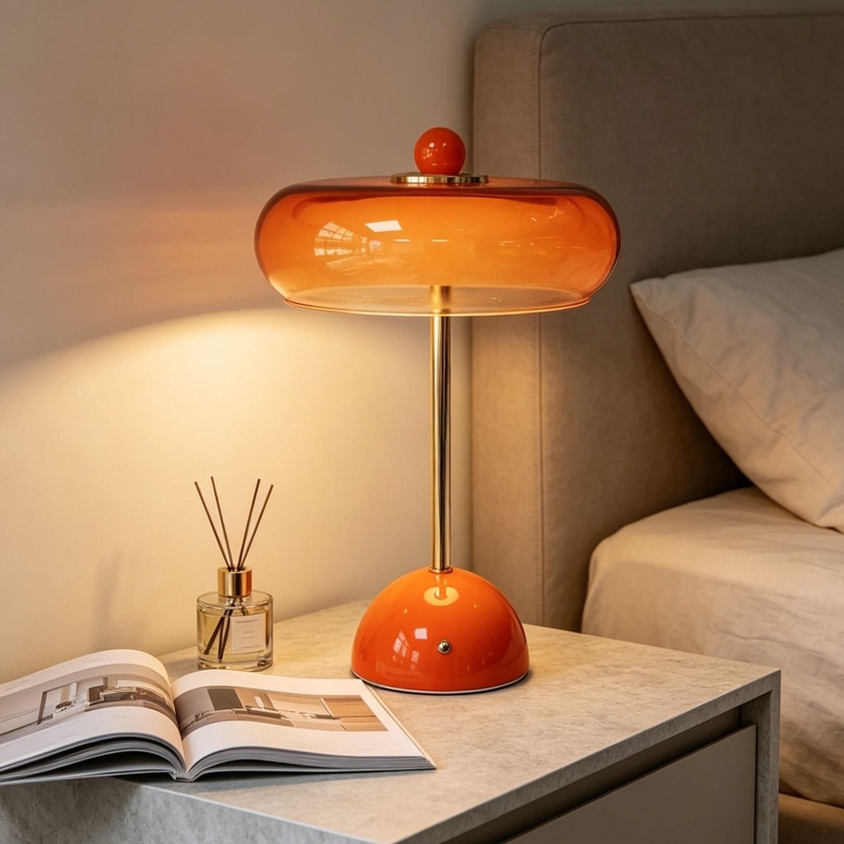 Retro Bau-Haus Tischlampe mit Orangem Glasschirm (34cm) – Mid-Century Nachttischlampe aus Glas & Messing, Elegante Designer Tischleuchte für Schlafzimmer, Wohnzimmer & Sideboard