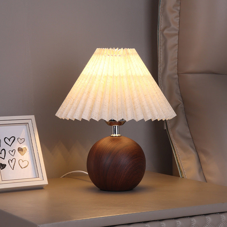 Retro-Ins Tischlampe mit Plissee-Schirm – Gemütliche Nachttischlampe im Holz-Look, Stilvolle Dekolampe für Schlafzimmer, Wohnzimmer & Foto-Kulisse