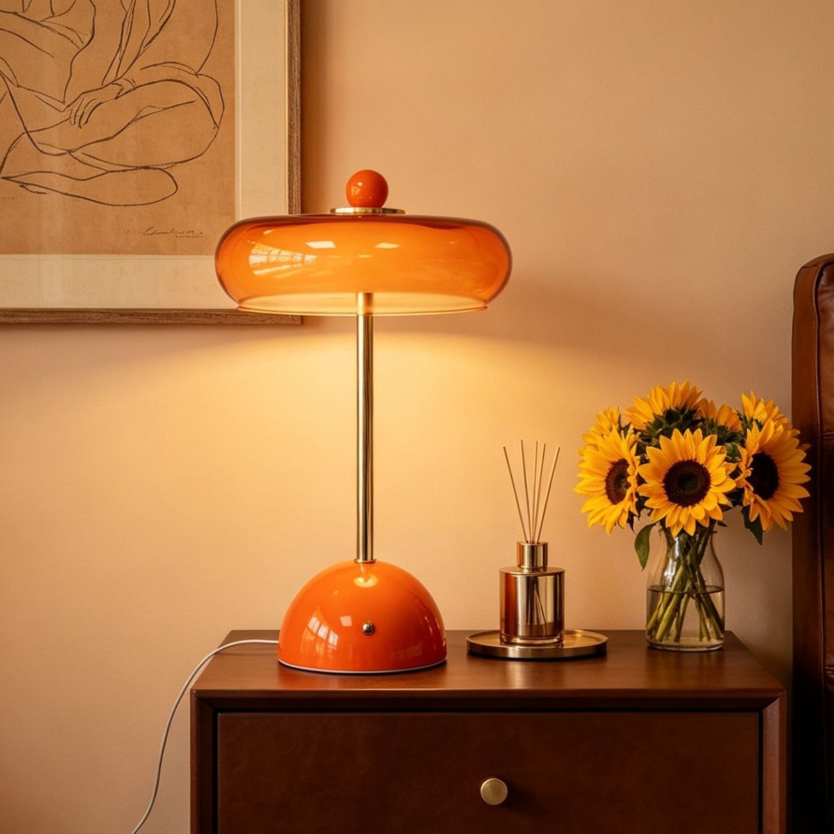 Retro Bau-Haus Tischlampe mit Orangem Glasschirm (34cm) – Mid-Century Nachttischlampe aus Glas & Messing, Elegante Designer Tischleuchte für Schlafzimmer, Wohnzimmer & Sideboard