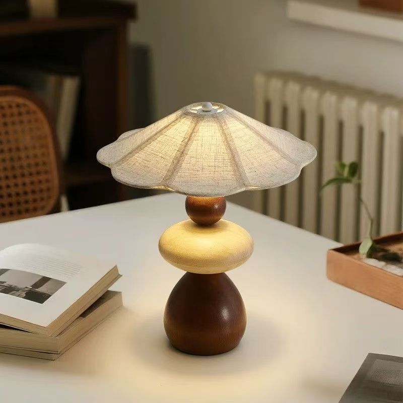Kabellose LED Holz Tischlampe mit Akku (2000mAh) – Moderne Retro Nachttischlampe aus Massivholz & Stoff, Dimmbares Stimmungslicht mit 3 Lichtfarben für Schlafzimmer, Wohnzimmer & Büro