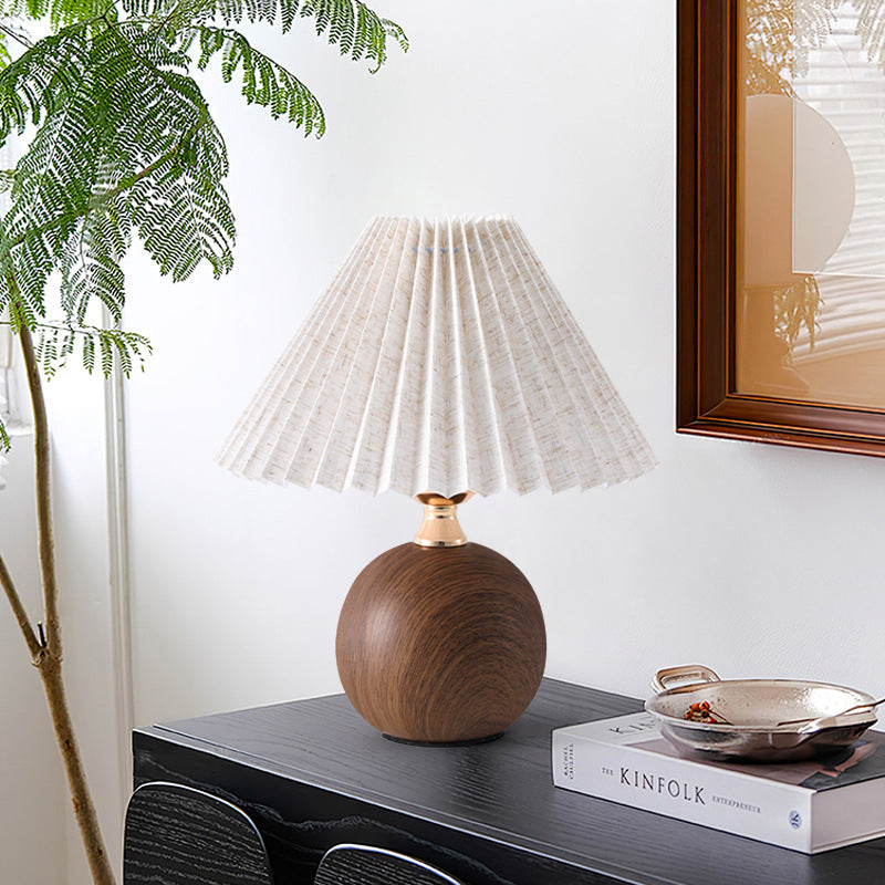 Retro-Ins Tischlampe mit Plissee-Schirm – Gemütliche Nachttischlampe im Holz-Look, Stilvolle Dekolampe für Schlafzimmer, Wohnzimmer & Foto-Kulisse
