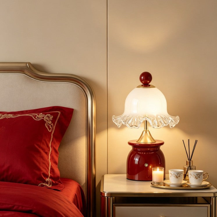 Vintage Glas Tischlampe mit Wellensaum-Schirm – Eleganter Roter Keramiksockel, Dimmbare LED Nachttischlampe mit 3 Lichtfarben, USB-Betrieb für Schlafzimmer & Wohnzimmer