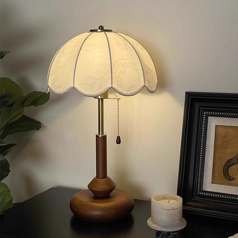 Vintage Holz Tischlampe mit Zugschalter – Eleganter Stoffschirm in Blütenform, Retro Nachttischlampe aus Massivholz für Schlafzimmer, Wohnzimmer & Studio