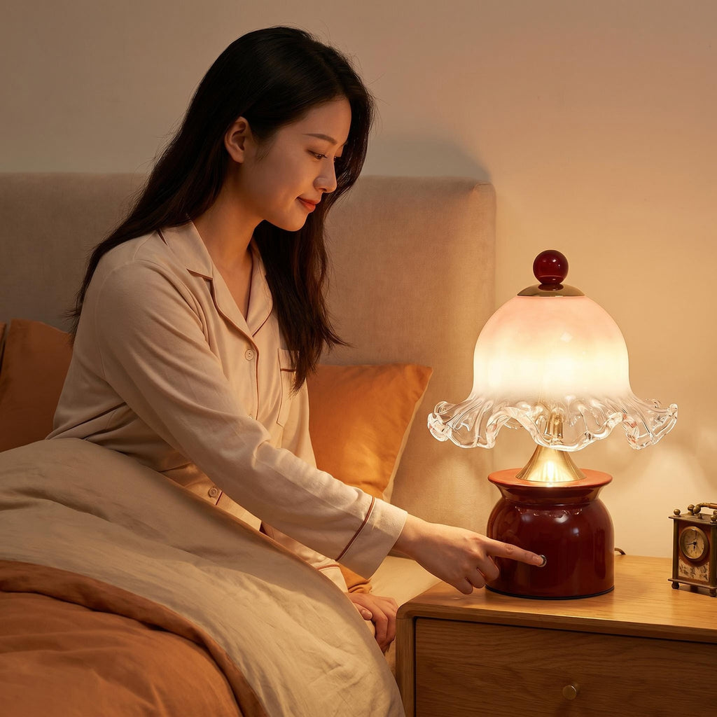 Vintage Glas Tischlampe mit Wellensaum-Schirm – Eleganter Roter Keramiksockel, Dimmbare LED Nachttischlampe mit 3 Lichtfarben, USB-Betrieb für Schlafzimmer & Wohnzimmer