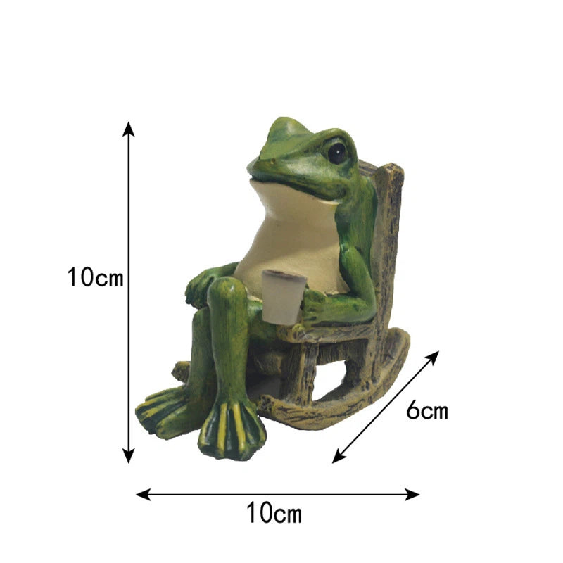 Niedliche Frosch Deko Figur auf Schaukelstuhl – Handgefertigte Garten & Tisch Deko aus Kunstharz – Gemütliche Froschfigur für Balkon, Fensterbank, Garten & Wohnzimmer – Kreative Geschenkidee