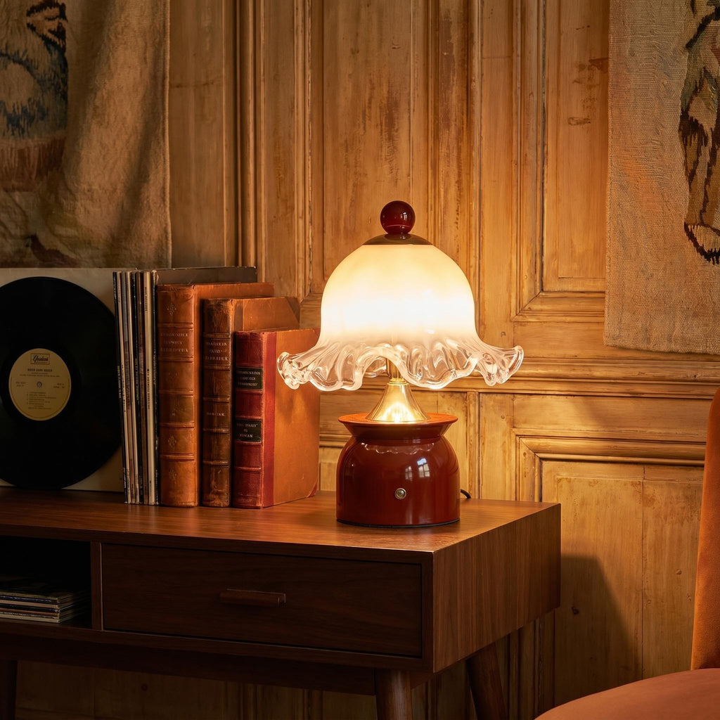 Vintage Glas Tischlampe mit Wellensaum-Schirm – Eleganter Roter Keramiksockel, Dimmbare LED Nachttischlampe mit 3 Lichtfarben, USB-Betrieb für Schlafzimmer & Wohnzimmer