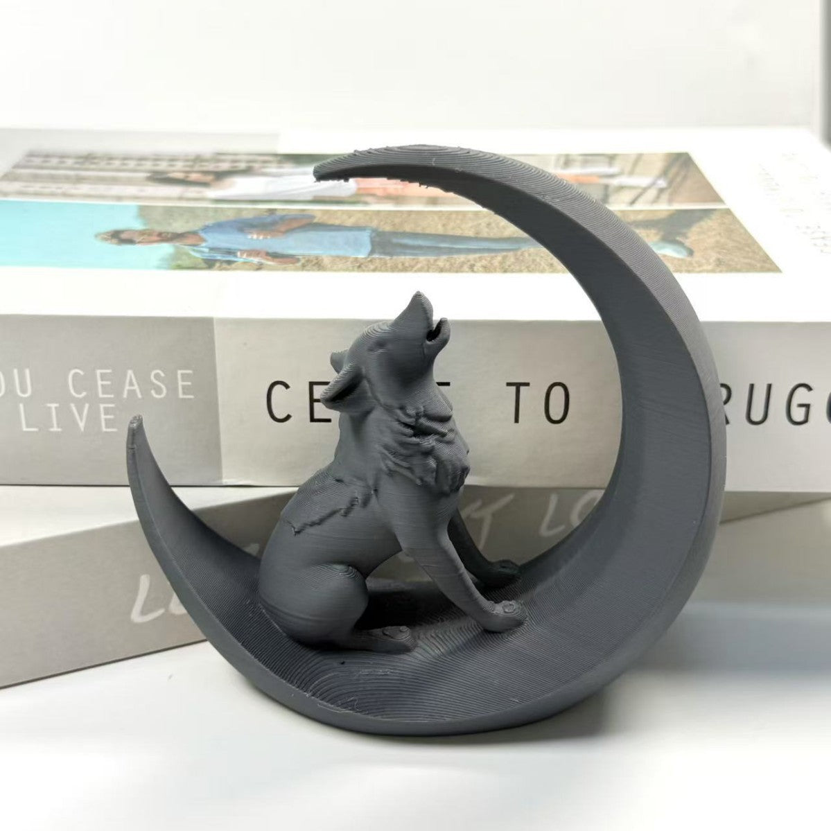 Ästhetische Wolf & Mond Skulptur – Moderne Schreibtisch-Deko mit symbolischem Design – Einzigartige Wolf-Silhouette für Büro & Zuhause – Stilvolles Deko-Objekt