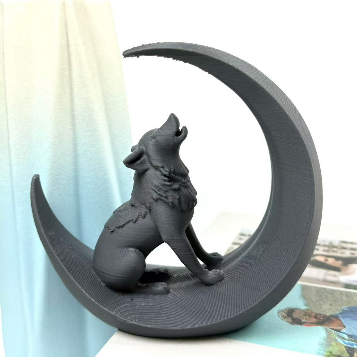 Ästhetische Wolf & Mond Skulptur – Moderne Schreibtisch-Deko mit symbolischem Design – Einzigartige Wolf-Silhouette für Büro & Zuhause – Stilvolles Deko-Objekt