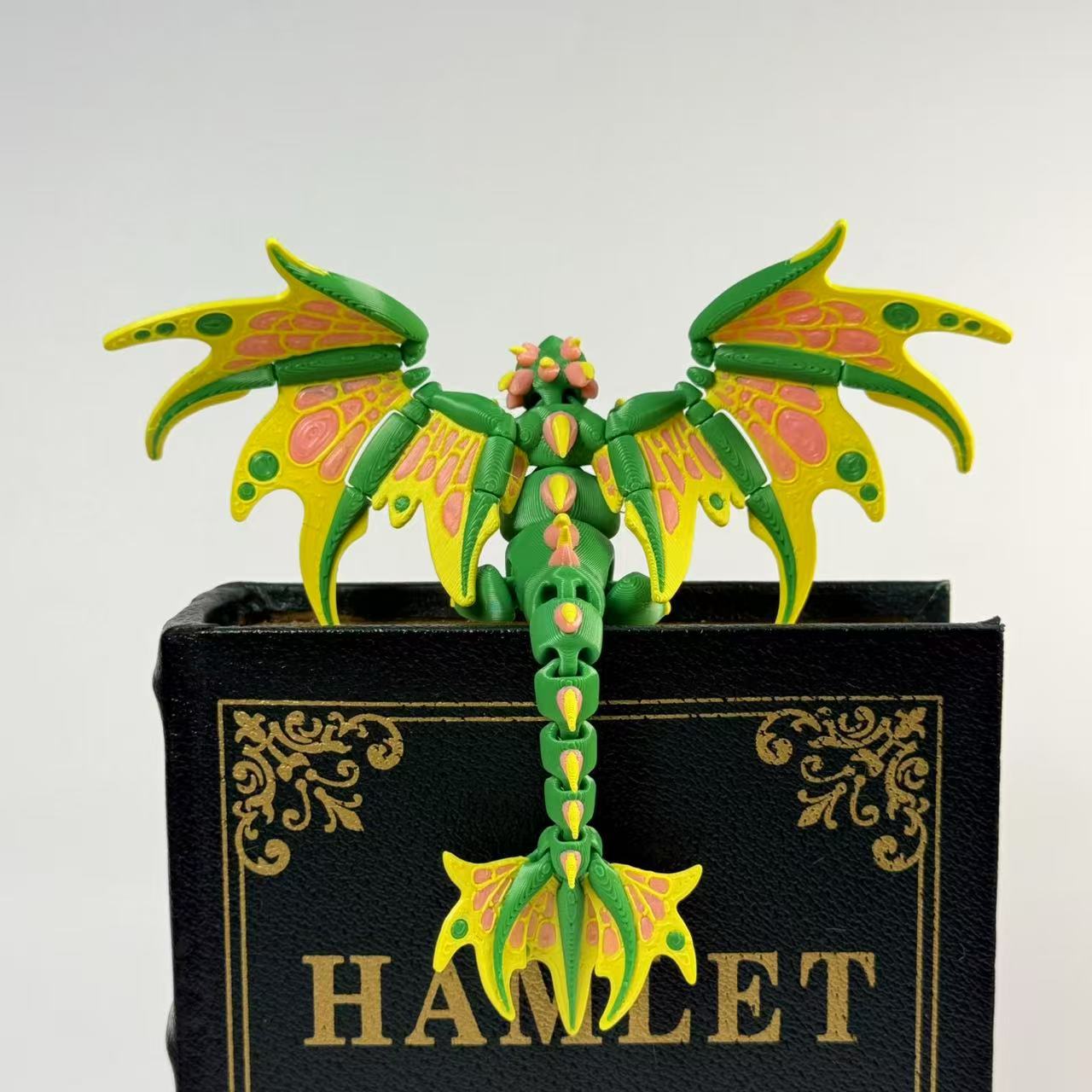 Ästhetischer Kaiserdrache als Schreibtisch-Deko – Hochwertige Farbkombination & Niedliches Design – Bewegliche Drachenfigur für Büro & Zuhause – Stilvolles Deko-Objekt