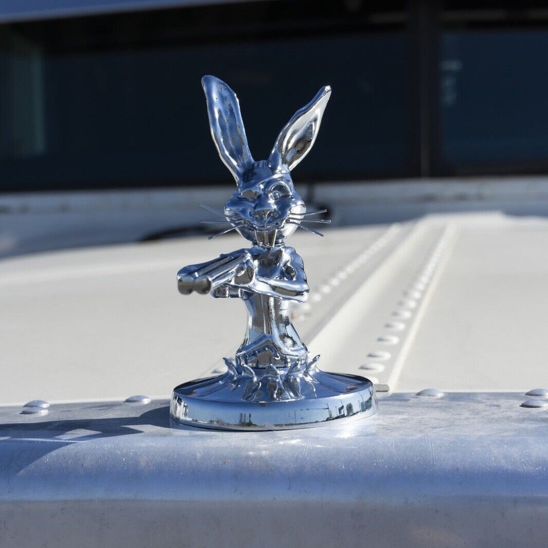 Cooler Hase mit Flinte – Motorhauben-Ornament – Klassische Kühlerfigur für Auto & LKW – Hot Rod & Custom Car Deko – Robustes Metall-Design – Silber/Chrom