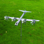 Gartenkunst aus Metall: B-29 Superfortress als Windspiel Skulptur
