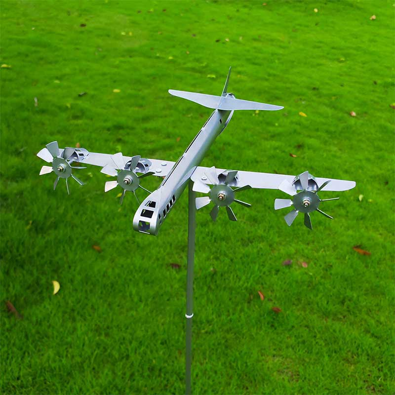 Gartenkunst aus Metall: B-29 Superfortress als Windspiel Skulptur