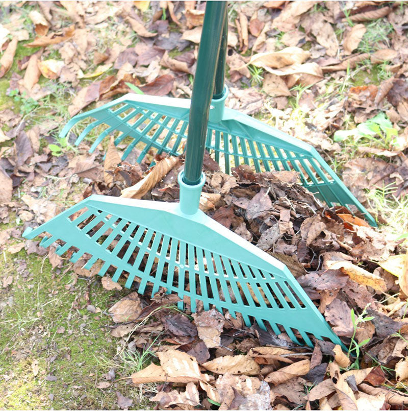 Großer Garten Laubrechen mit langem Holzstiel – Robuster Rasenrechen für Blätter, Gras & Gartenpflege