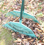 Großer Garten Laubrechen mit langem Holzstiel – Robuster Rasenrechen für Blätter, Gras & Gartenpflege