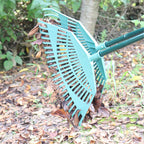 Großer Garten Laubrechen mit langem Holzstiel – Robuster Rasenrechen für Blätter, Gras & Gartenpflege