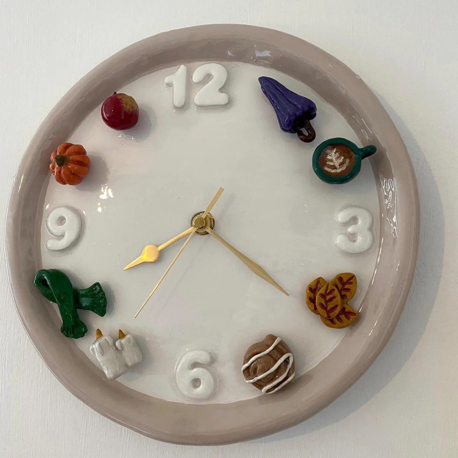 Handgefertigte Wanduhr mit saisonalen Magneten – Interaktive Holzuhr für das ganze Jahr – Set mit magnetischen Figuren (Frühling, Sommer, Herbst, Winter) – Einzigartiges Geschenk