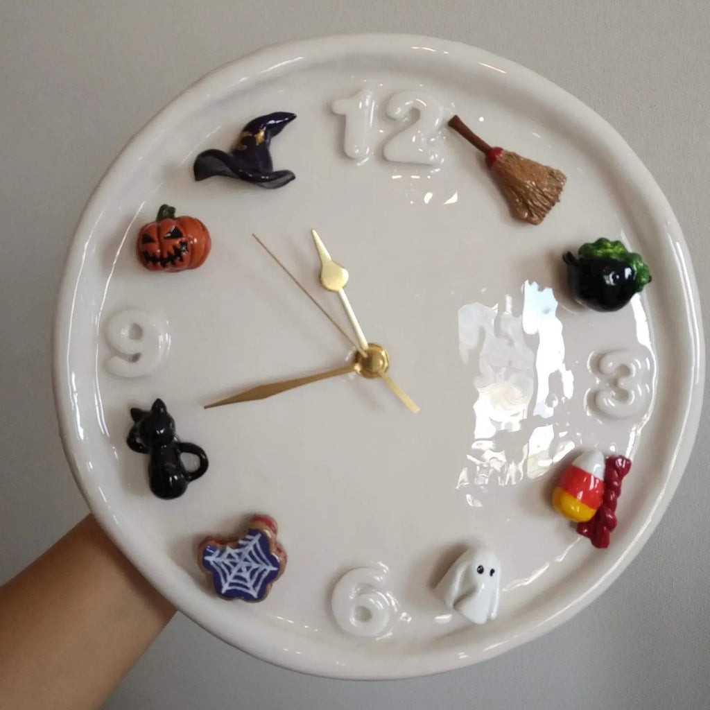 Handgefertigte Wanduhr mit saisonalen Magneten – Interaktive Holzuhr für das ganze Jahr – Set mit magnetischen Figuren (Frühling, Sommer, Herbst, Winter) – Einzigartiges Geschenk