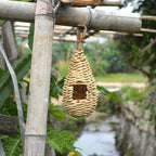 Handgefertigter Vogelfutterspender aus Stroh und Maisblatt – Natürliches Vogelnest