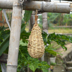 Handgefertigter Vogelfutterspender aus Stroh und Maisblatt – Natürliches Vogelnest