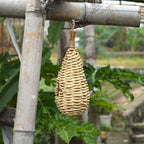 Handgefertigter Vogelfutterspender aus Stroh und Maisblatt – Natürliches Vogelnest