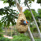 Handgefertigter Vogelfutterspender aus Stroh und Maisblatt – Natürliches Vogelnest