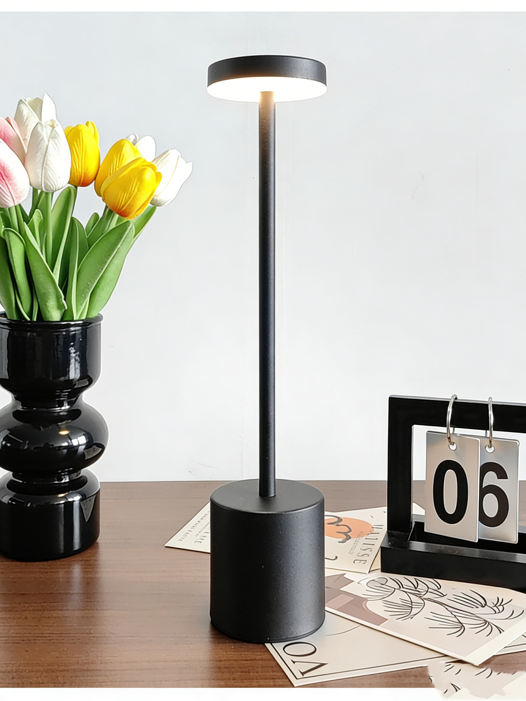 Kabellose LED Tischlampe aus Metall – Dimmbare Nachttischlampe mit Touch-Steuerung – Wiederaufladbare Akku-Tischleuchte mit USB – Tragbare Ambientebeleuchtung für Außen & Innen