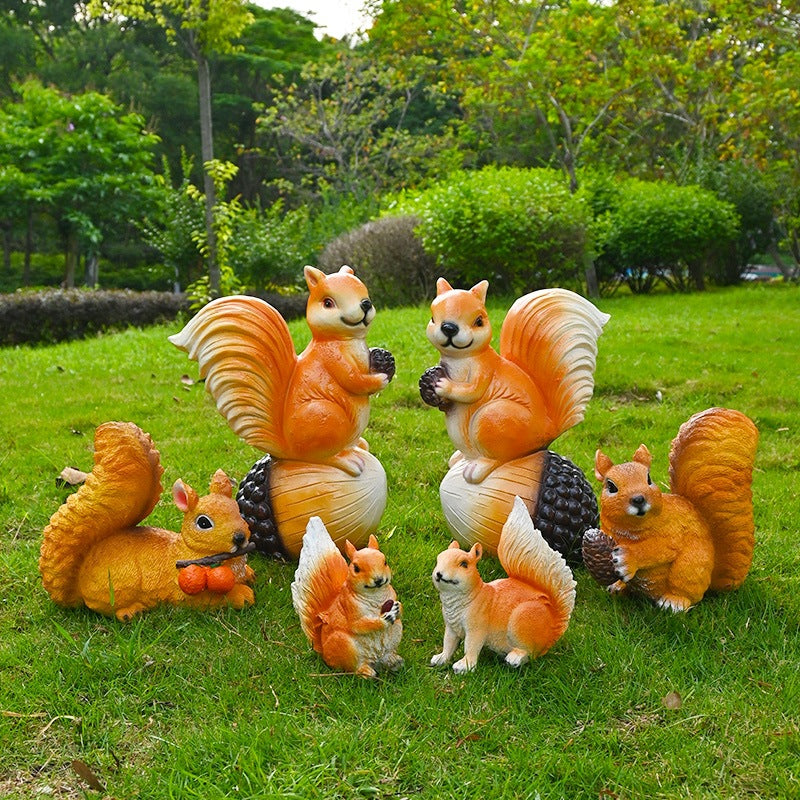 Lebensechte Eichhörnchen Gartenfigur – Wetterfeste Baumdeko aus Kunstharz – Realistische Tierfigur für Garten & Terrasse