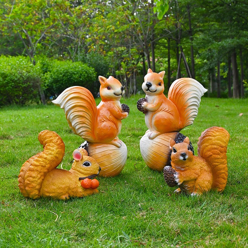 Lebensechte Eichhörnchen Gartenfigur – Wetterfeste Baumdeko aus Kunstharz – Realistische Tierfigur für Garten & Terrasse