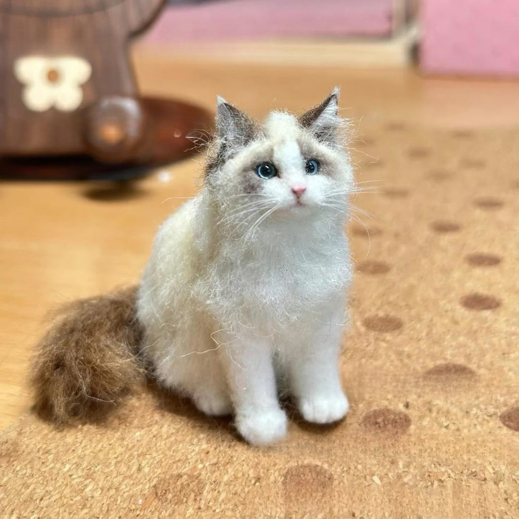 Mini Filz-Katze handgefertigt – Süße Deko-Figur aus Wolle – Nadelfilz Kätzchen für Schreibtisch & Regal – Kawaii Handarbeit Glücksbringer – Geschenk für Katzenfreunde