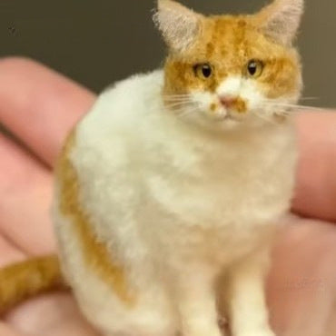 Mini Filz-Katze handgefertigt – Süße Deko-Figur aus Wolle – Nadelfilz Kätzchen für Schreibtisch & Regal – Kawaii Handarbeit Glücksbringer – Geschenk für Katzenfreunde