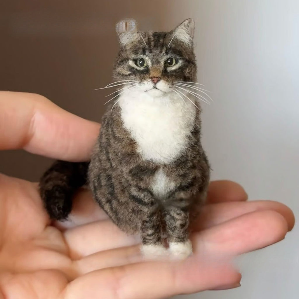 Mini Filz-Katze handgefertigt – Süße Deko-Figur aus Wolle – Nadelfilz Kätzchen für Schreibtisch & Regal – Kawaii Handarbeit Glücksbringer – Geschenk für Katzenfreunde