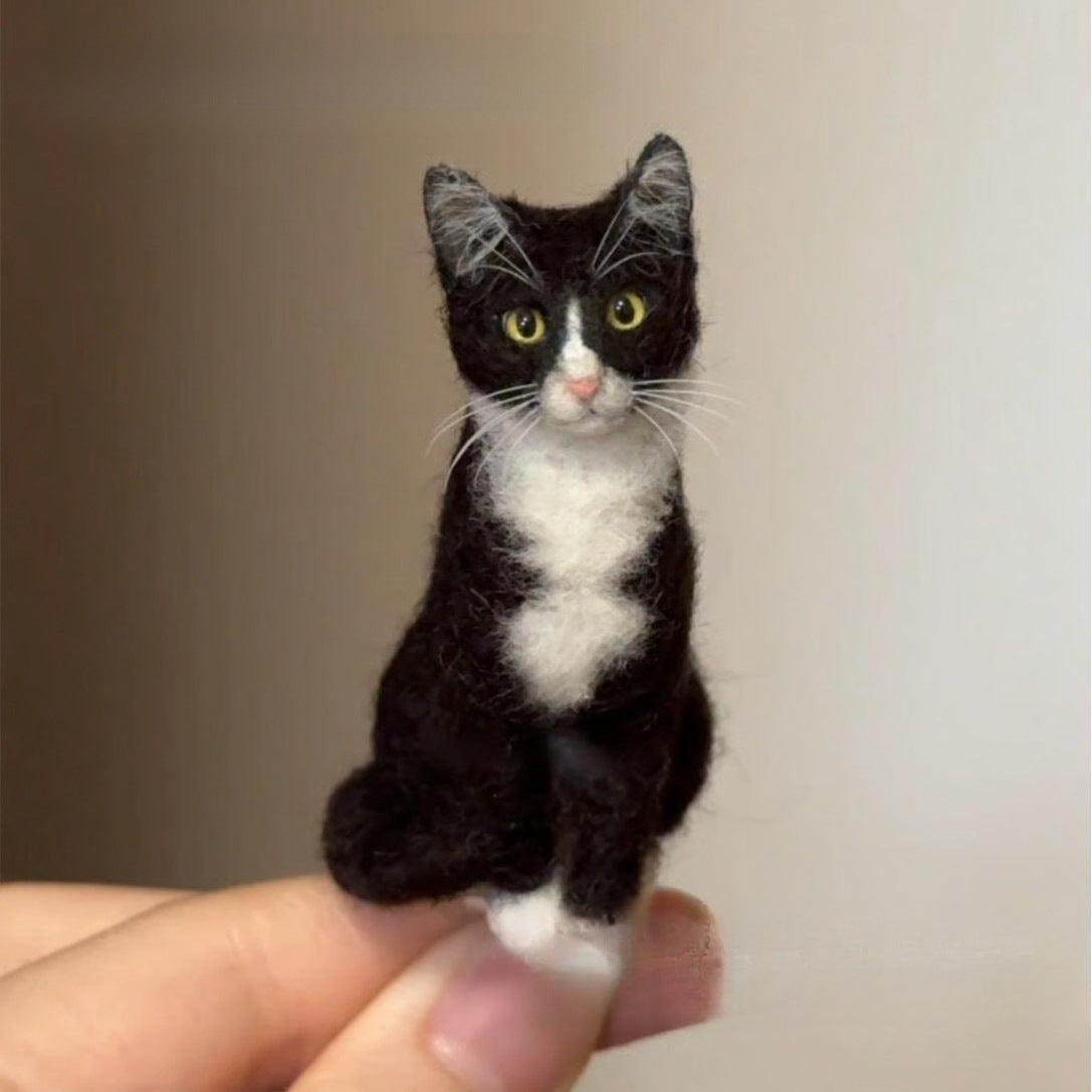 Mini Filz-Katze handgefertigt – Süße Deko-Figur aus Wolle – Nadelfilz Kätzchen für Schreibtisch & Regal – Kawaii Handarbeit Glücksbringer – Geschenk für Katzenfreunde