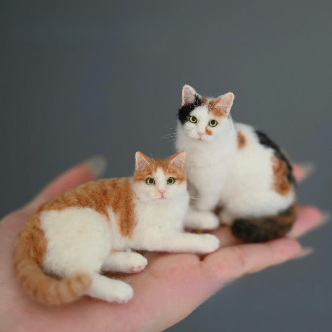 Mini Filz-Katze handgefertigt – Süße Deko-Figur aus Wolle – Nadelfilz Kätzchen für Schreibtisch & Regal – Kawaii Handarbeit Glücksbringer – Geschenk für Katzenfreunde