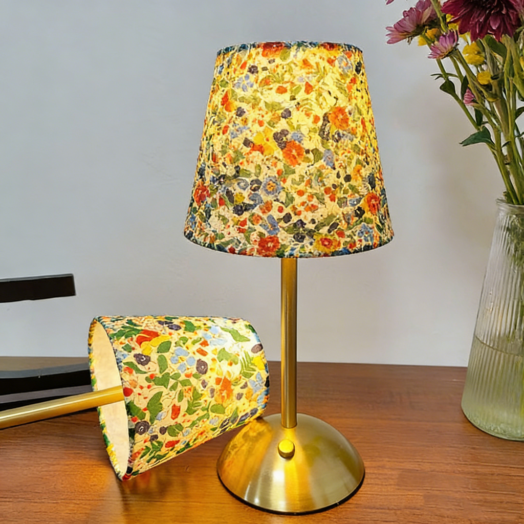 Vintage Tischlampe mit Blumenmuster – Florale Nachttischlampe für Schlafzimmer & Arbeitszimmer – Dimmbare Retro-Leuchte für gemütliches Licht – Landhausstil