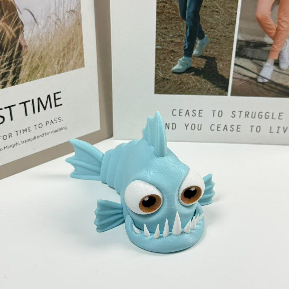Witzige Piranha-Figur für den Schreibtisch – Kreative Büro-Deko & Lustiges Tier-Geschenk – Kleiner Schnapp-Fisch als Blickfang im Office – Originelles Gadget