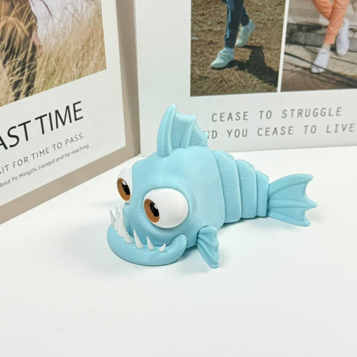 Witzige Piranha-Figur für den Schreibtisch – Kreative Büro-Deko & Lustiges Tier-Geschenk – Kleiner Schnapp-Fisch als Blickfang im Office – Originelles Gadget
