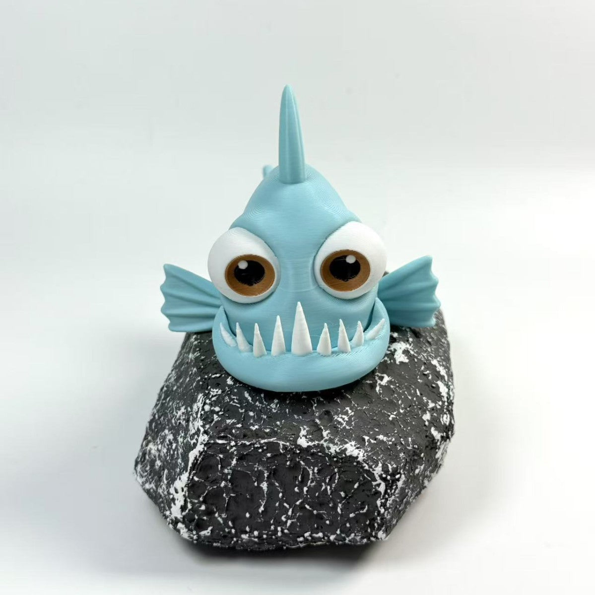 Witzige Piranha-Figur für den Schreibtisch – Kreative Büro-Deko & Lustiges Tier-Geschenk – Kleiner Schnapp-Fisch als Blickfang im Office – Originelles Gadget